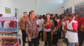 Menteri Koperasi RI, Ferry Julantono, melihat Koperasi Merah Putih Atuka usai diresmikan. (Foto: Galeri Papua/Kevin Kurni)