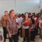 Menteri Koperasi RI, Ferry Julantono, melihat Koperasi Merah Putih Atuka usai diresmikan. (Foto: Galeri Papua/Kevin Kurni)