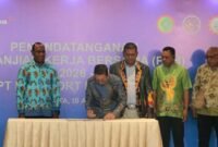 Presiden Direktur PTFI, Tony Wenas, menandatangani Perjanjian Kerja Bersama (PKB) ke-24 Periode 2026-2028, di Jakarta, Jumat (10/4), didampingi oleh (ki-ka) Ketua Tim Perunding Pengusaha, Demi Magai, Ketua Tim Perunding Serikat/Serikat Buruh Yudha Noya, Makmesser Kafiar, Ketua Serikat Buruh Seluruh Indonesia (SBSI), dan Virgo Solossa, Ketua Serikat Pekerja Mandiri Papua (SPMP). (Foto: Dokumen PTFI)