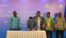 Presiden Direktur PTFI, Tony Wenas, menandatangani Perjanjian Kerja Bersama (PKB) ke-24 Periode 2026-2028, di Jakarta, Jumat (10/4), didampingi oleh (ki-ka) Ketua Tim Perunding Pengusaha, Demi Magai, Ketua Tim Perunding Serikat/Serikat Buruh Yudha Noya, Makmesser Kafiar, Ketua Serikat Buruh Seluruh Indonesia (SBSI), dan Virgo Solossa, Ketua Serikat Pekerja Mandiri Papua (SPMP). (Foto: Dokumen PTFI)
