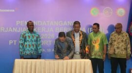 Presiden Direktur PTFI, Tony Wenas, menandatangani Perjanjian Kerja Bersama (PKB) ke-24 Periode 2026-2028, di Jakarta, Jumat (10/4), didampingi oleh (ki-ka) Ketua Tim Perunding Pengusaha, Demi Magai, Ketua Tim Perunding Serikat/Serikat Buruh Yudha Noya, Makmesser Kafiar, Ketua Serikat Buruh Seluruh Indonesia (SBSI), dan Virgo Solossa, Ketua Serikat Pekerja Mandiri Papua (SPMP). (Foto: Dokumen PTFI)