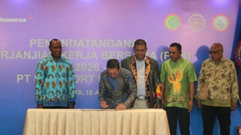 Presiden Direktur PTFI, Tony Wenas, menandatangani Perjanjian Kerja Bersama (PKB) ke-24 Periode 2026-2028, di Jakarta, Jumat (10/4), didampingi oleh (ki-ka) Ketua Tim Perunding Pengusaha, Demi Magai, Ketua Tim Perunding Serikat/Serikat Buruh Yudha Noya, Makmesser Kafiar, Ketua Serikat Buruh Seluruh Indonesia (SBSI), dan Virgo Solossa, Ketua Serikat Pekerja Mandiri Papua (SPMP). (Foto: Dokumen PTFI)