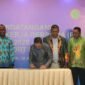 Presiden Direktur PTFI, Tony Wenas, menandatangani Perjanjian Kerja Bersama (PKB) ke-24 Periode 2026-2028, di Jakarta, Jumat (10/4), didampingi oleh (ki-ka) Ketua Tim Perunding Pengusaha, Demi Magai, Ketua Tim Perunding Serikat/Serikat Buruh Yudha Noya, Makmesser Kafiar, Ketua Serikat Buruh Seluruh Indonesia (SBSI), dan Virgo Solossa, Ketua Serikat Pekerja Mandiri Papua (SPMP). (Foto: Dokumen PTFI)