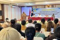 Wakil Bupati Mimika, Emanuel Kemong, membawakan sambutan dalam kegiatan sosialisasi Perda Nomor 4 Tahun 2024 di Hotel Cenderawasih 66, Timika, Papua Tengah, Senin (13/4/2026). (Foto: Galeri Papua/Endy Langobelen)