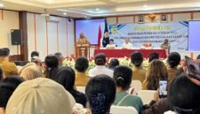 Wakil Bupati Mimika, Emanuel Kemong, membawakan sambutan dalam kegiatan sosialisasi Perda Nomor 4 Tahun 2024 di Hotel Cenderawasih 66, Timika, Papua Tengah, Senin (13/4/2026). (Foto: Galeri Papua/Endy Langobelen)