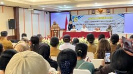 Wakil Bupati Mimika, Emanuel Kemong, membawakan sambutan dalam kegiatan sosialisasi Perda Nomor 4 Tahun 2024 di Hotel Cenderawasih 66, Timika, Papua Tengah, Senin (13/4/2026). (Foto: Galeri Papua/Endy Langobelen)