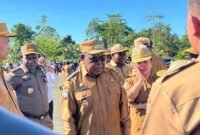Wakil Bupati Mimika, Emanuel Kemong, berkomunikasi dengan para pejabat usai apel gabungan di pelataran Kantor Pusat Pemerintahan, SP3, Timika, Papua Tengah, Senin (13/4/2026). (Foto: Galeri Papua/Endy Langobelen)