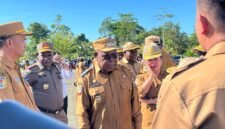Wakil Bupati Mimika, Emanuel Kemong, berkomunikasi dengan para pejabat usai apel gabungan di pelataran Kantor Pusat Pemerintahan, SP3, Timika, Papua Tengah, Senin (13/4/2026). (Foto: Galeri Papua/Endy Langobelen)