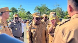 Wakil Bupati Mimika, Emanuel Kemong, berkomunikasi dengan para pejabat usai apel gabungan di pelataran Kantor Pusat Pemerintahan, SP3, Timika, Papua Tengah, Senin (13/4/2026). (Foto: Galeri Papua/Endy Langobelen)