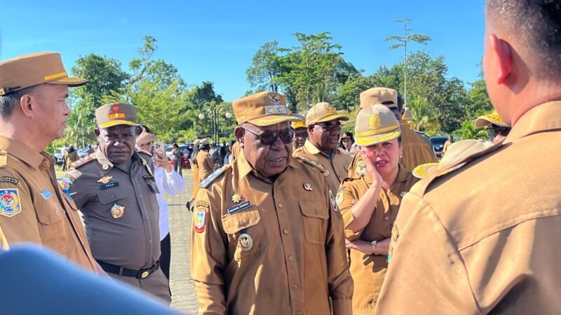 Wakil Bupati Mimika, Emanuel Kemong, berkomunikasi dengan para pejabat usai apel gabungan di pelataran Kantor Pusat Pemerintahan, SP3, Timika, Papua Tengah, Senin (13/4/2026). (Foto: Galeri Papua/Endy Langobelen)