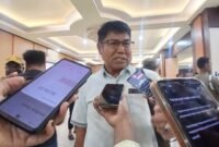 Ketua Komisi I DPRK Mimika yang juga Ketua Badan Pembentukan Peraturan Daerah (Bapemperda), Haji Iwan Anwar, diwawancarai awak media di Hotel Cendrawasih 66, Timika, Papua Tengah, Senin (13/4/2026). (Foto: Galeri Papua/Kevin Kurni)