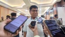 Ketua Komisi I DPRK Mimika yang juga Ketua Badan Pembentukan Peraturan Daerah (Bapemperda), Haji Iwan Anwar, diwawancarai awak media di Hotel Cendrawasih 66, Timika, Papua Tengah, Senin (13/4/2026). (Foto: Galeri Papua/Kevin Kurni)