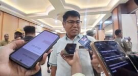 Ketua Komisi I DPRK Mimika yang juga Ketua Badan Pembentukan Peraturan Daerah (Bapemperda), Haji Iwan Anwar, diwawancarai awak media di Hotel Cendrawasih 66, Timika, Papua Tengah, Senin (13/4/2026). (Foto: Galeri Papua/Kevin Kurni)