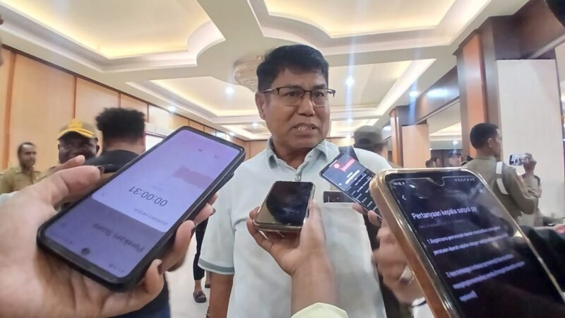 Ketua Komisi I DPRK Mimika yang juga Ketua Badan Pembentukan Peraturan Daerah (Bapemperda), Haji Iwan Anwar, diwawancarai awak media di Hotel Cendrawasih 66, Timika, Papua Tengah, Senin (13/4/2026). (Foto: Galeri Papua/Kevin Kurni)