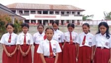 Siswi SD Inpres Nawaripi di Mimika, Papua Tengah, menyampaikan keluhan langsung kepada Presiden RI, Prabowo Subianto, terkait mandegnya pelayanan MBG. (Foto: Tangkapan layar video yang beredar)