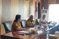 Rapat koordinasi Satgas pelaksanaan MBG di Kantor Pusat Pemerintahan, SP3, Timika, Papua Tengah, Selasa (14/4/2026). (Foto: Galeri Papua/Kevin Kurni)
