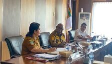 Rapat koordinasi Satgas pelaksanaan MBG di Kantor Pusat Pemerintahan, SP3, Timika, Papua Tengah, Selasa (14/4/2026). (Foto: Galeri Papua/Kevin Kurni)