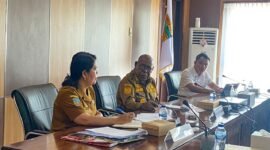 Rapat koordinasi Satgas pelaksanaan MBG di Kantor Pusat Pemerintahan, SP3, Timika, Papua Tengah, Selasa (14/4/2026). (Foto: Galeri Papua/Kevin Kurni)