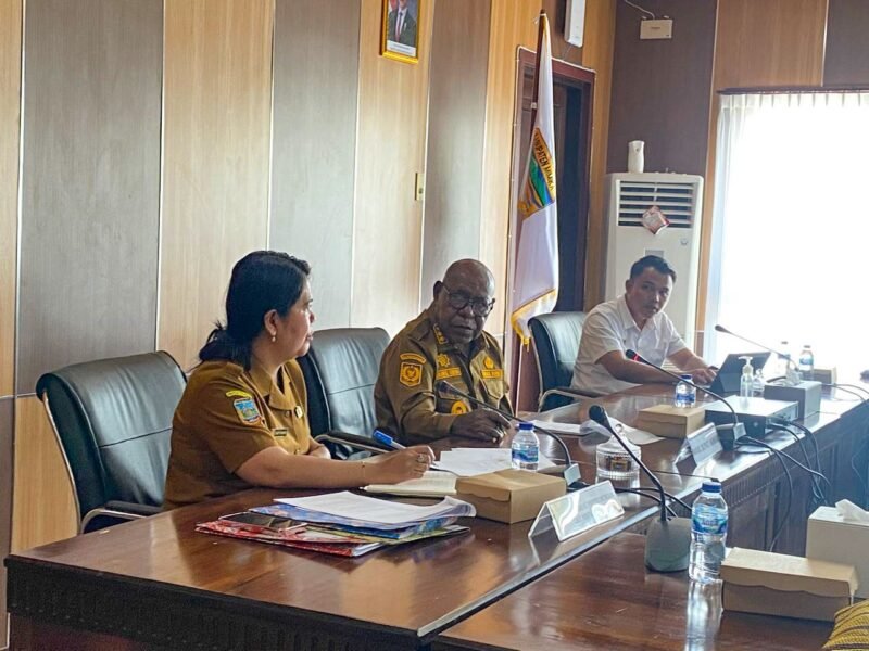 Rapat koordinasi Satgas pelaksanaan MBG di Kantor Pusat Pemerintahan, SP3, Timika, Papua Tengah, Selasa (14/4/2026). (Foto: Galeri Papua/Kevin Kurni)