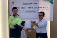 CSR Superintendent PT Petrosea Tbk, Aditya Ramadhana Djaja, dan Kepala Distrik Mimika Baru, Merlyn Temorubun, usai penandatanganan kerja sama pengembangan RTH di Ballroom Hotel Horison Diana Timika, Rabu (15/4/2026). (Foto: Galeri Papua/Ahmad)