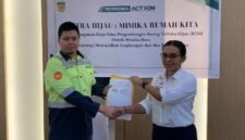 CSR Superintendent PT Petrosea Tbk, Aditya Ramadhana Djaja, dan Kepala Distrik Mimika Baru, Merlyn Temorubun, usai penandatanganan kerja sama pengembangan RTH di Ballroom Hotel Horison Diana Timika, Rabu (15/4/2026). (Foto: Galeri Papua/Ahmad)