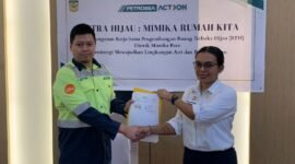 CSR Superintendent PT Petrosea Tbk, Aditya Ramadhana Djaja, dan Kepala Distrik Mimika Baru, Merlyn Temorubun, usai penandatanganan kerja sama pengembangan RTH di Ballroom Hotel Horison Diana Timika, Rabu (15/4/2026). (Foto: Galeri Papua/Ahmad)