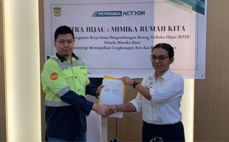 CSR Superintendent PT Petrosea Tbk, Aditya Ramadhana Djaja, dan Kepala Distrik Mimika Baru, Merlyn Temorubun, usai penandatanganan kerja sama pengembangan RTH di Ballroom Hotel Horison Diana Timika, Rabu (15/4/2026). (Foto: Galeri Papua/Ahmad)