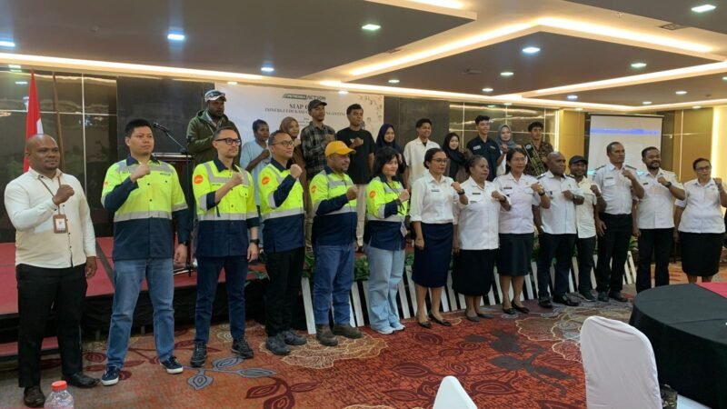 Foto bersama pada pembukaan kegiatan SIAP CATIN yang digelar PT Petrosea Tbk di Ballroom Hotel Horison Diana Timika, Rabu (15/4/2026). (Foto: Galeri Papua/Ahmad)