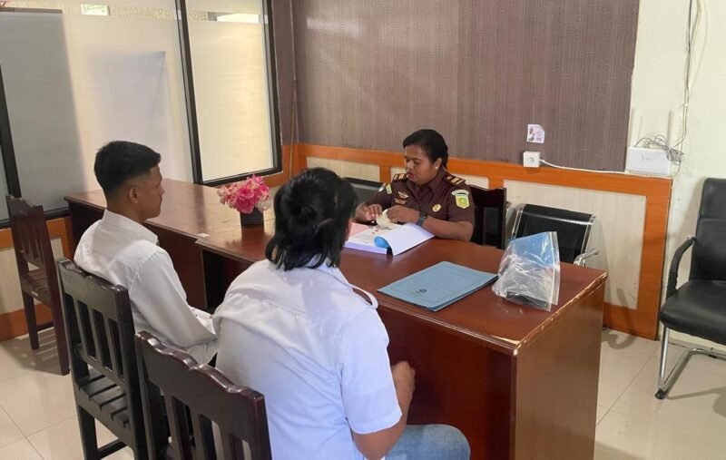 Proses pelimpahan tersangka dan barang bukti (Tahap II) kasus narkotika dari Polres Mimika ke Kejaksaan Negeri Mimika. (Foto: Istimewa)