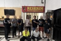 Dua terduga pelaku yang berhasil ditangkap Tim Opsnal Unit Reskrim Polsek Mimika Baru. (Foto: Istimewa)