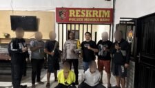 Dua terduga pelaku yang berhasil ditangkap Tim Opsnal Unit Reskrim Polsek Mimika Baru. (Foto: Istimewa)