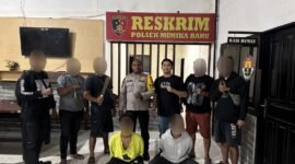 Dua terduga pelaku yang berhasil ditangkap Tim Opsnal Unit Reskrim Polsek Mimika Baru. (Foto: Istimewa)