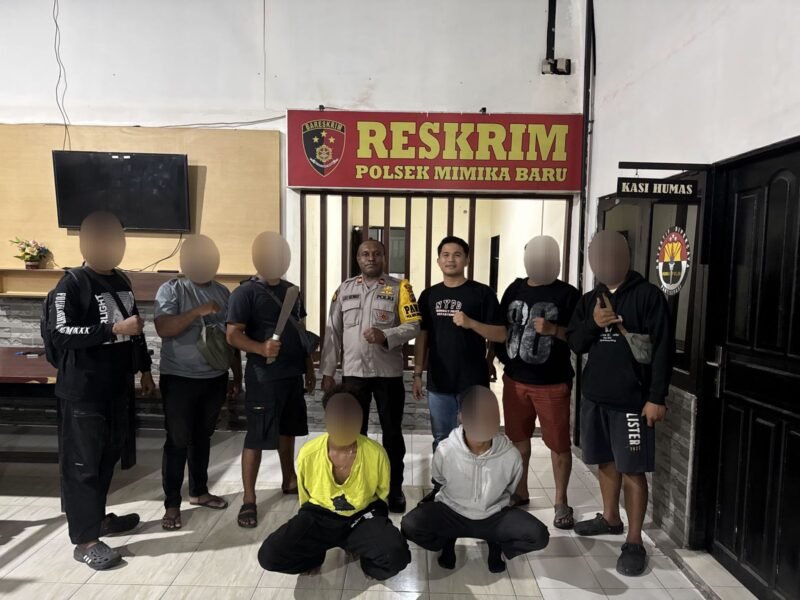 Dua terduga pelaku yang berhasil ditangkap Tim Opsnal Unit Reskrim Polsek Mimika Baru. (Foto: Istimewa)