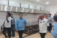 Wakil Bupati Mimika, Emanuel Kemong, yang juga ketua Satuan Tugas (Satgas) Pelaksana Program Makan Bergizi Gratis (MBG) meninjau SPPG Wania Kamoro jaya, di Jl. Irigasi, Timika, Papua Tengah. (Foto: Galeri Papua/Kevin Kurni)