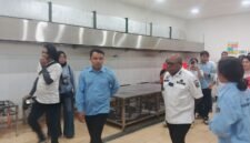 Wakil Bupati Mimika, Emanuel Kemong, yang juga ketua Satuan Tugas (Satgas) Pelaksana Program Makan Bergizi Gratis (MBG) meninjau SPPG Wania Kamoro jaya, di Jl. Irigasi, Timika, Papua Tengah. (Foto: Galeri Papua/Kevin Kurni)