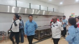 Wakil Bupati Mimika, Emanuel Kemong, yang juga ketua Satuan Tugas (Satgas) Pelaksana Program Makan Bergizi Gratis (MBG) meninjau SPPG Wania Kamoro jaya, di Jl. Irigasi, Timika, Papua Tengah. (Foto: Galeri Papua/Kevin Kurni)