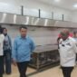 Wakil Bupati Mimika, Emanuel Kemong, yang juga ketua Satuan Tugas (Satgas) Pelaksana Program Makan Bergizi Gratis (MBG) meninjau SPPG Wania Kamoro jaya, di Jl. Irigasi, Timika, Papua Tengah. (Foto: Galeri Papua/Kevin Kurni)