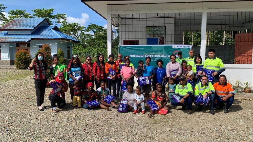 Foto bersama di depan Posyandu Kampung Damai, Distrik Kwamki Narama, Mimika, Papua Tengah, Kamis (16/4/2026), dalam kegiatan pembagian kelambu oleh PT Petrosea kepada masyarakat. (Foto: Galeri Papua/Ahmad)