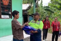 Pembagian kelambu oleh PT Petrosea Tbk. Kepada masyarakat di Kampung Damai, Distrik Kwamki Narama, Mimika, Papua Tengah, Kamis (16/4/2026). (Foto: Galeri Papua/Ahmad)