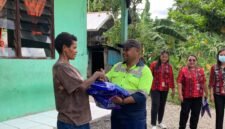 Pembagian kelambu oleh PT Petrosea Tbk. Kepada masyarakat di Kampung Damai, Distrik Kwamki Narama, Mimika, Papua Tengah, Kamis (16/4/2026). (Foto: Galeri Papua/Ahmad)