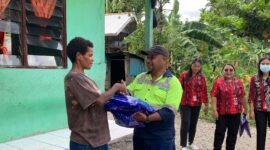 Pembagian kelambu oleh PT Petrosea Tbk. Kepada masyarakat di Kampung Damai, Distrik Kwamki Narama, Mimika, Papua Tengah, Kamis (16/4/2026). (Foto: Galeri Papua/Ahmad)