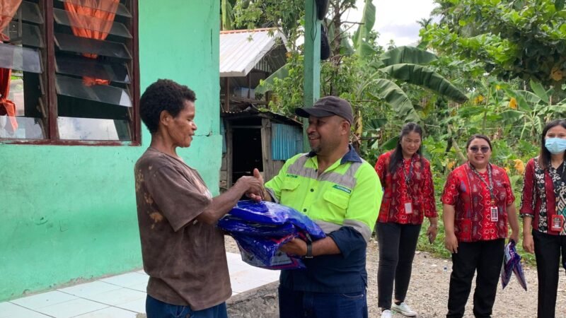 Pembagian kelambu oleh PT Petrosea Tbk. Kepada masyarakat di Kampung Damai, Distrik Kwamki Narama, Mimika, Papua Tengah, Kamis (16/4/2026). (Foto: Galeri Papua/Ahmad)