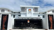 Gedung Kantor KPU Mimika yang berlokasi di jalan Irigasi, Timika, Papua Tengah. (Foto: Istimewa/Anya Fatma)
