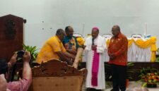 Pemukulan tifa oleh Wakil Bupati, Emanuel Kemong, Uskup Bernardus Bofitwos Baru, dan perwakilan Pt Freeport Indonesia, Nathan Kum, menandakan kegiatan lokakarya yang berlangsung selama 3 hari resmi ditutup di Aula Bobaigo, Keuskupan, Jl.Cendrawasih, Timika. (Foto: Galeri Papua/Kevin Kurni)