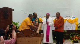 Pemukulan tifa oleh Wakil Bupati, Emanuel Kemong, Uskup Bernardus Bofitwos Baru, dan perwakilan Pt Freeport Indonesia, Nathan Kum, menandakan kegiatan lokakarya yang berlangsung selama 3 hari resmi ditutup di Aula Bobaigo, Keuskupan, Jl.Cendrawasih, Timika. (Foto: Galeri Papua/Kevin Kurni)