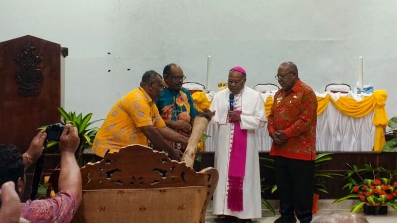 Pemukulan tifa oleh Wakil Bupati, Emanuel Kemong, Uskup Bernardus Bofitwos Baru, dan perwakilan Pt Freeport Indonesia, Nathan Kum, menandakan kegiatan lokakarya yang berlangsung selama 3 hari resmi ditutup di Aula Bobaigo, Keuskupan, Jl.Cendrawasih, Timika. (Foto: Galeri Papua/Kevin Kurni)