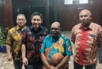 Senior Vice President Sustainable Development PTFI,Nathan Kum (ditengah), usai mengikuti penutupan kegiatan lokakarya pendidikan dasar dan menengah yang diadakan Keuskupan Timika, di Aula Bobaigo, Keuskupan, Jl.Cendrawasih, Timika, Papua Tengah. (Foto: Galeri Papua/Kevin Kurni)