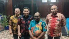 Senior Vice President Sustainable Development PTFI,Nathan Kum (ditengah), usai mengikuti penutupan kegiatan lokakarya pendidikan dasar dan menengah yang diadakan Keuskupan Timika, di Aula Bobaigo, Keuskupan, Jl.Cendrawasih, Timika, Papua Tengah. (Foto: Galeri Papua/Kevin Kurni)