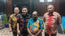 Senior Vice President Sustainable Development PTFI,Nathan Kum (ditengah), usai mengikuti penutupan kegiatan lokakarya pendidikan dasar dan menengah yang diadakan Keuskupan Timika, di Aula Bobaigo, Keuskupan, Jl.Cendrawasih, Timika, Papua Tengah. (Foto: Galeri Papua/Kevin Kurni)