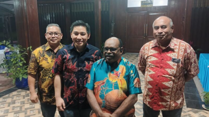 Senior Vice President Sustainable Development PTFI,Nathan Kum (ditengah), usai mengikuti penutupan kegiatan lokakarya pendidikan dasar dan menengah yang diadakan Keuskupan Timika, di Aula Bobaigo, Keuskupan, Jl.Cendrawasih, Timika, Papua Tengah. (Foto: Galeri Papua/Kevin Kurni)